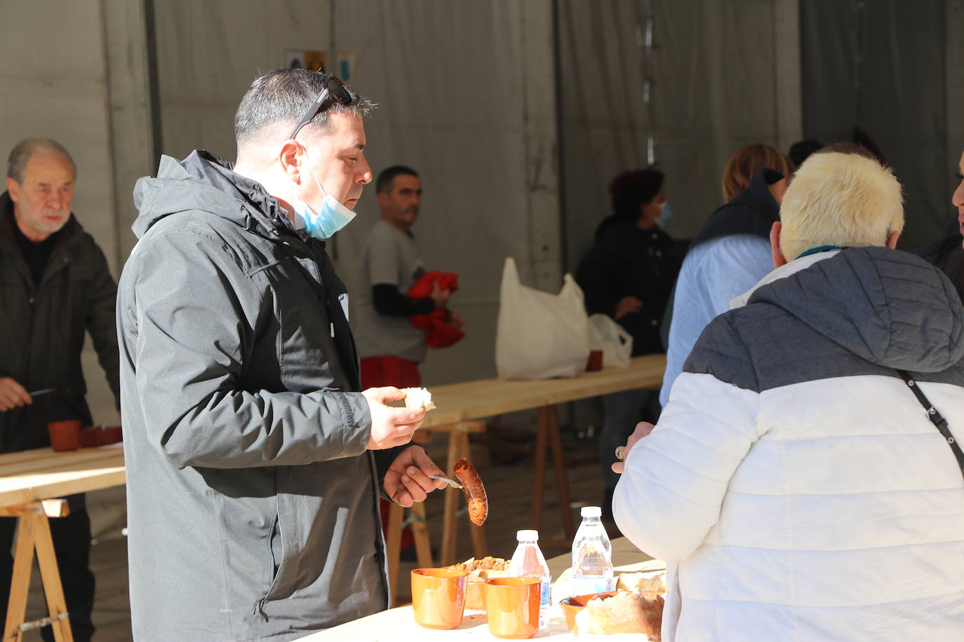 La 30 edición de la Feria de Cecina de Chivo de Vegacervera congrega a cientos de personas para degustar este plato típico de la zona.