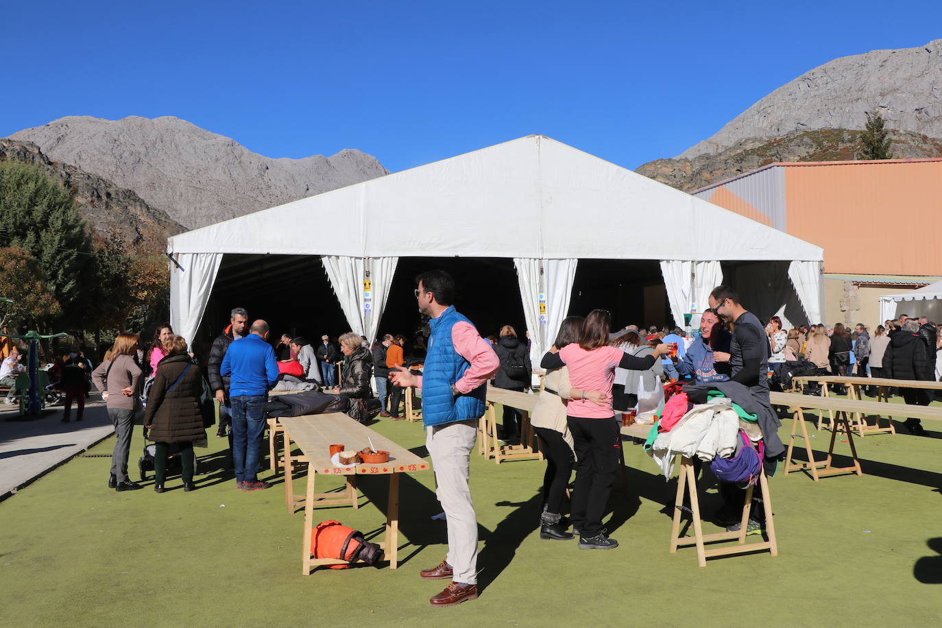 La 30 edición de la Feria de Cecina de Chivo de Vegacervera congrega a cientos de personas para degustar este plato típico de la zona.