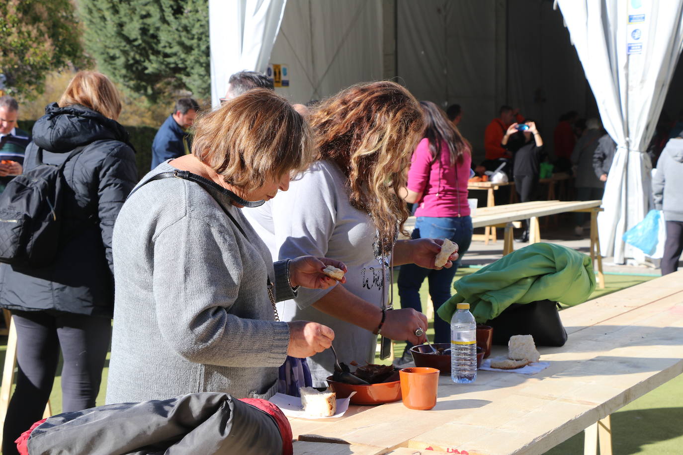 La 30 edición de la Feria de Cecina de Chivo de Vegacervera congrega a cientos de personas para degustar este plato típico de la zona.