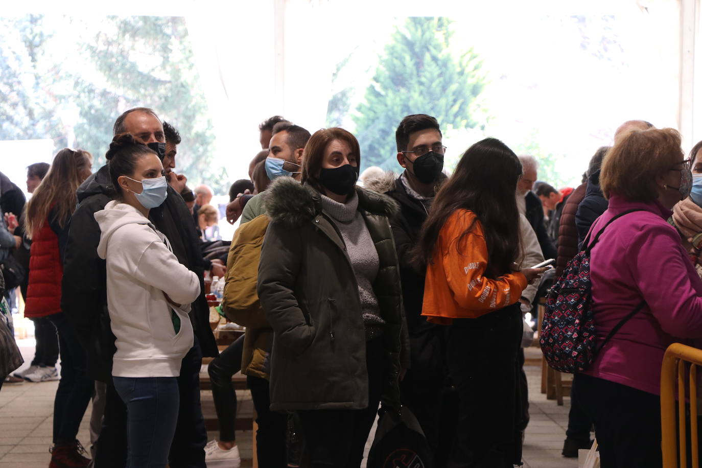 La 30 edición de la Feria de Cecina de Chivo de Vegacervera congrega a cientos de personas para degustar este plato típico de la zona.