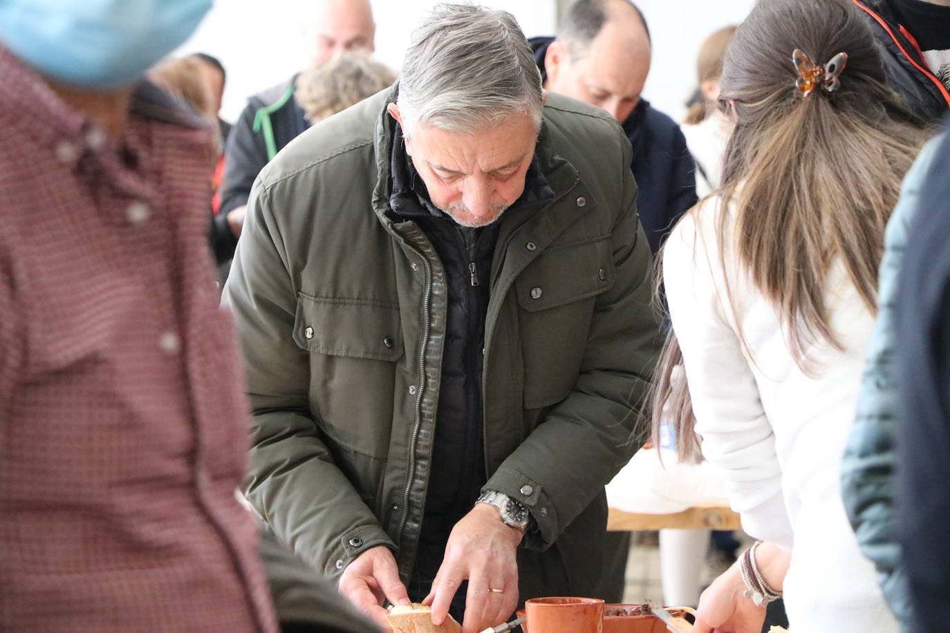 La 30 edición de la Feria de Cecina de Chivo de Vegacervera congrega a cientos de personas para degustar este plato típico de la zona.