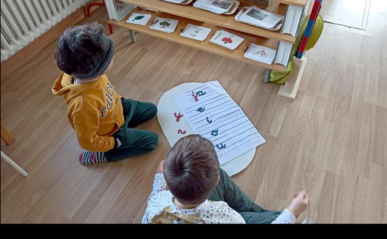 Imagen un aula de este centro educativo de Valcabado.