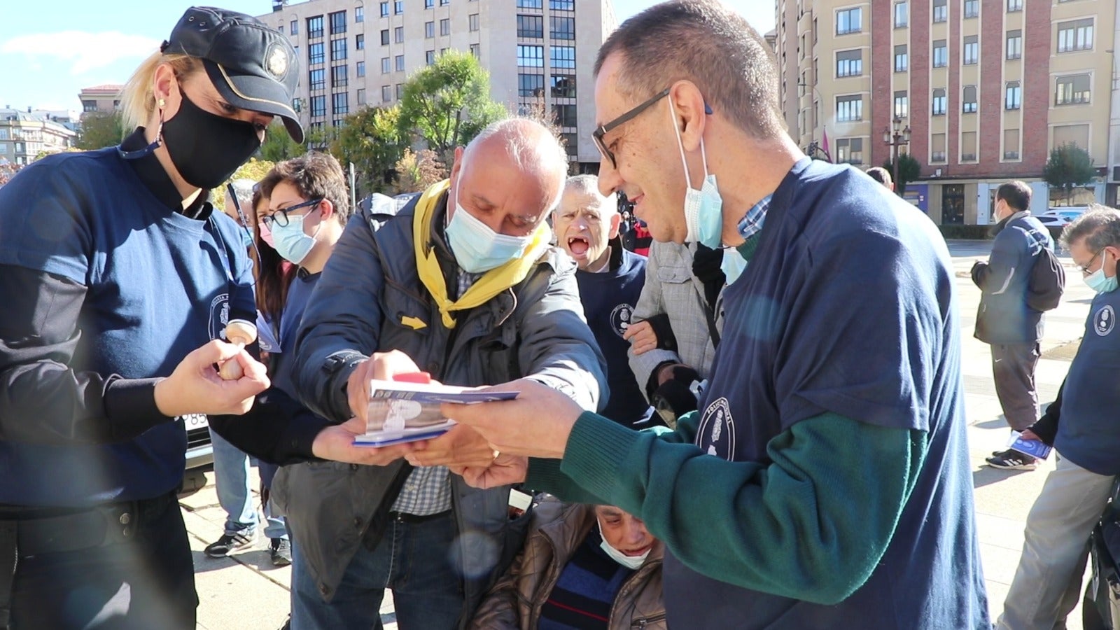 Medio centenar de personas con capacidades diferentes participan en una jornada junto a la Policía Nacional para demostrar que el Camino de Santiago es accesible para todos | La delegada del Gobierno en la comunidad, Virginia Barcones, agradece a las cuatro asociaciones involucradas -Amidown León, Asprona León, Moteros Solidarios y Aderle- su papel social.