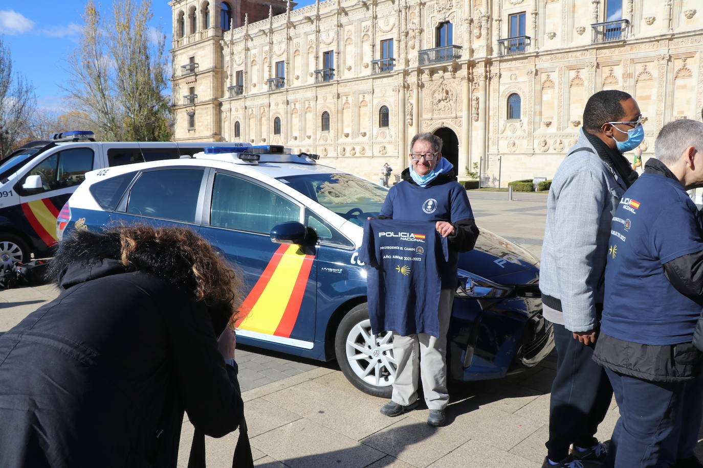 Medio centenar de personas con capacidades diferentes participan en una jornada junto a la Policía Nacional para demostrar que el Camino de Santiago es accesible para todos | La delegada del Gobierno en la comunidad, Virginia Barcones, agradece a las cuatro asociaciones involucradas -Amidown León, Asprona León, Moteros Solidarios y Aderle- su papel social.