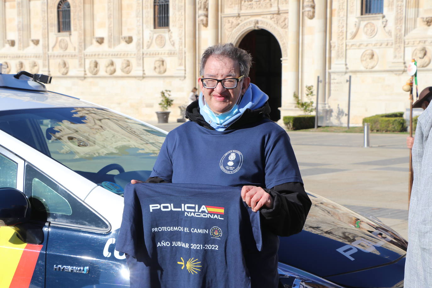 Medio centenar de personas con capacidades diferentes participan en una jornada junto a la Policía Nacional para demostrar que el Camino de Santiago es accesible para todos | La delegada del Gobierno en la comunidad, Virginia Barcones, agradece a las cuatro asociaciones involucradas -Amidown León, Asprona León, Moteros Solidarios y Aderle- su papel social.