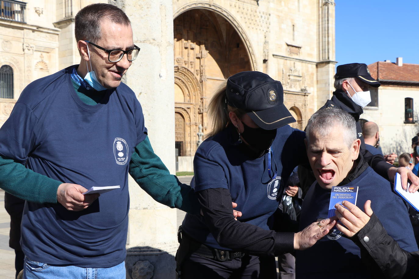 Medio centenar de personas con capacidades diferentes participan en una jornada junto a la Policía Nacional para demostrar que el Camino de Santiago es accesible para todos | La delegada del Gobierno en la comunidad, Virginia Barcones, agradece a las cuatro asociaciones involucradas -Amidown León, Asprona León, Moteros Solidarios y Aderle- su papel social.
