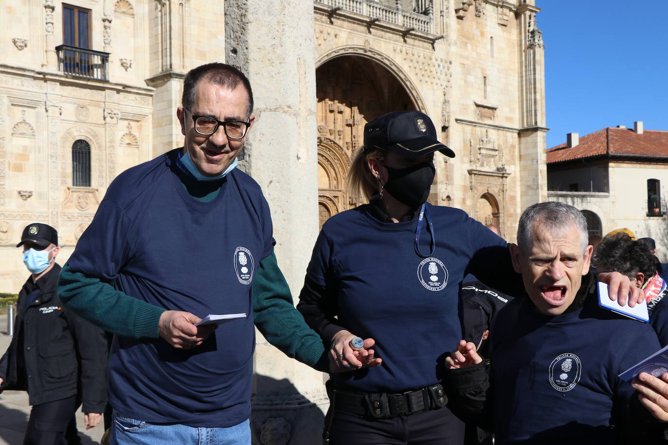 Medio centenar de personas con capacidades diferentes participan en una jornada junto a la Policía Nacional para demostrar que el Camino de Santiago es accesible para todos | La delegada del Gobierno en la comunidad, Virginia Barcones, agradece a las cuatro asociaciones involucradas -Amidown León, Asprona León, Moteros Solidarios y Aderle- su papel social.