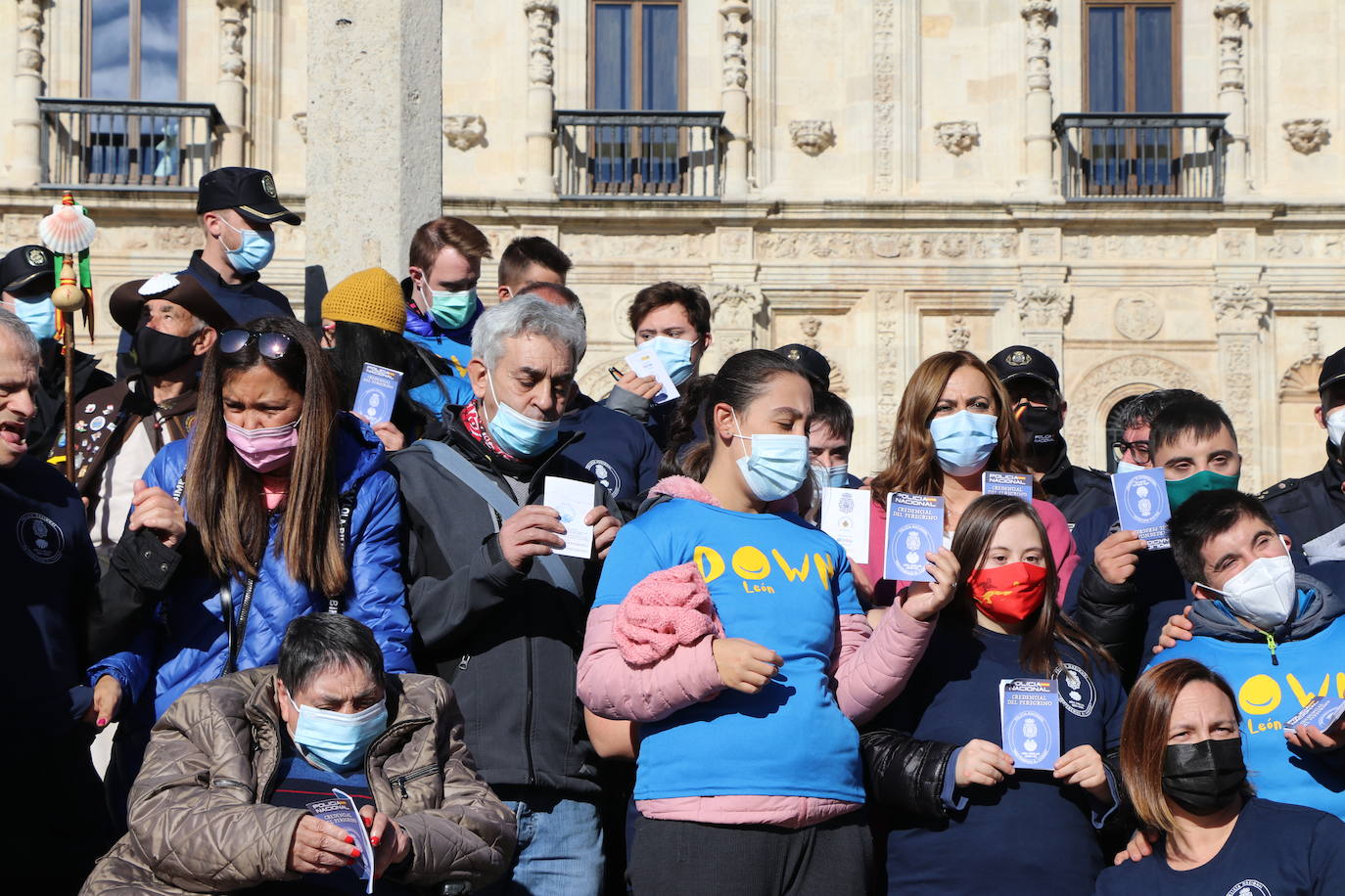 Medio centenar de personas con capacidades diferentes participan en una jornada junto a la Policía Nacional para demostrar que el Camino de Santiago es accesible para todos | La delegada del Gobierno en la comunidad, Virginia Barcones, agradece a las cuatro asociaciones involucradas -Amidown León, Asprona León, Moteros Solidarios y Aderle- su papel social.