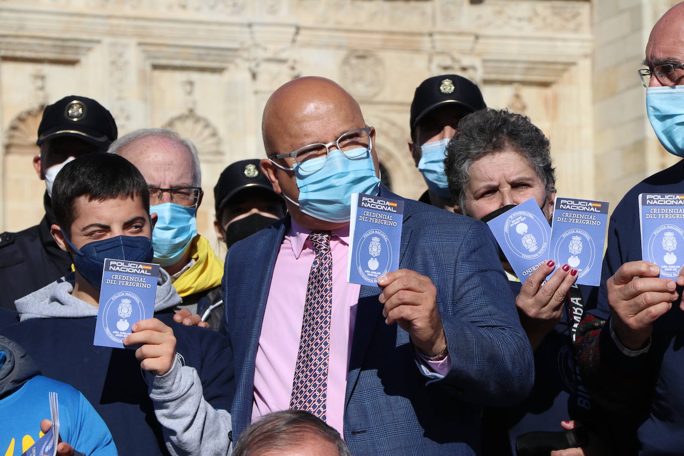 Medio centenar de personas con capacidades diferentes participan en una jornada junto a la Policía Nacional para demostrar que el Camino de Santiago es accesible para todos | La delegada del Gobierno en la comunidad, Virginia Barcones, agradece a las cuatro asociaciones involucradas -Amidown León, Asprona León, Moteros Solidarios y Aderle- su papel social.