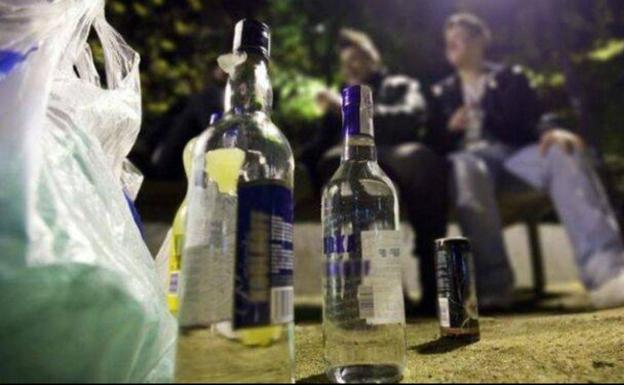 Imagen de archivo de un botellón en la capital leonesa.