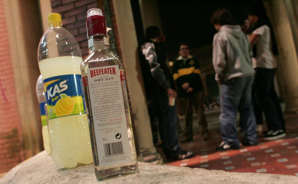 Jovenes practican el botellon en Bilbao.