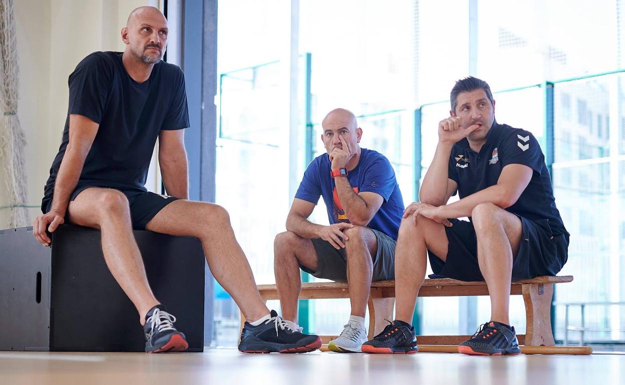 Félix Alonso, de azul, junto al entrenador saliente, Žan Tabak y el técnico con el que compartirá la responsabilidad, Fran Hernández. 