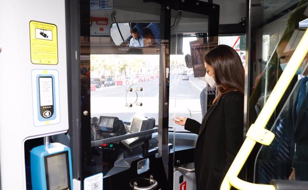 Los Reyes Felipe y Letizia, su inesperada imagen a bordo de un autobús