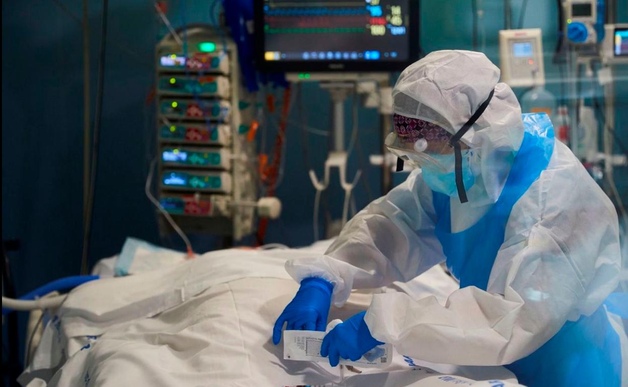 Imagen de un paciente en la unidad de críticos. Cinco personas están ingresadas en la actualidad en este tipo de salas en el Hospital de León. 