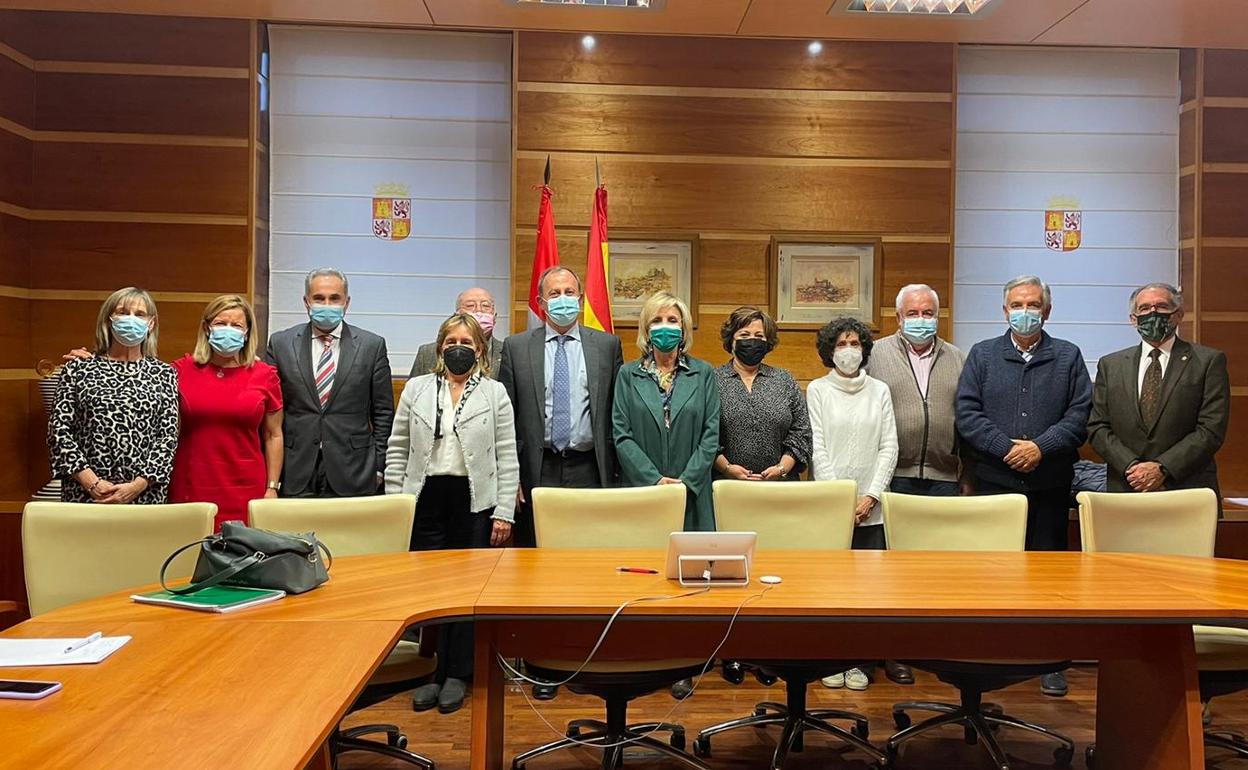 Encuentro entre la consejera de Sanidad, Verónica Casado, y los representantes provinciales de la Asociación Española Contra el Cáncer.