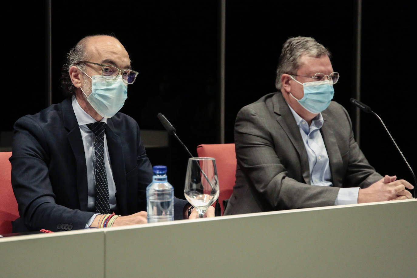 El consejero de Cultura y Turismo de la Junta, Javier Ortega, presenta al nuevo director del Musac, Álvaro Rodríguez Fominaya