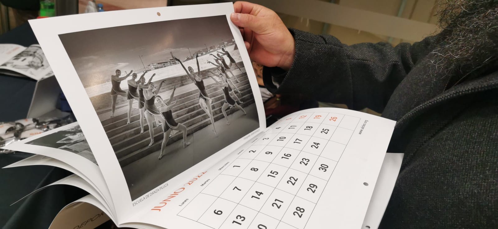 La Asociación leonesa con las enfermedades de la sangre, Alcles, ha presentado en el centro comercial Espacio León su calendario solidario en el que deportistas de élite de la ciudad y fotógrafos leoneses forman un tándem de excepción para recaudar fondos.