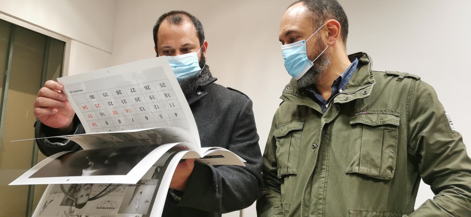 La Asociación leonesa con las enfermedades de la sangre, Alcles, ha presentado en el centro comercial Espacio León su calendario solidario en el que deportistas de élite de la ciudad y fotógrafos leoneses forman un tándem de excepción para recaudar fondos.