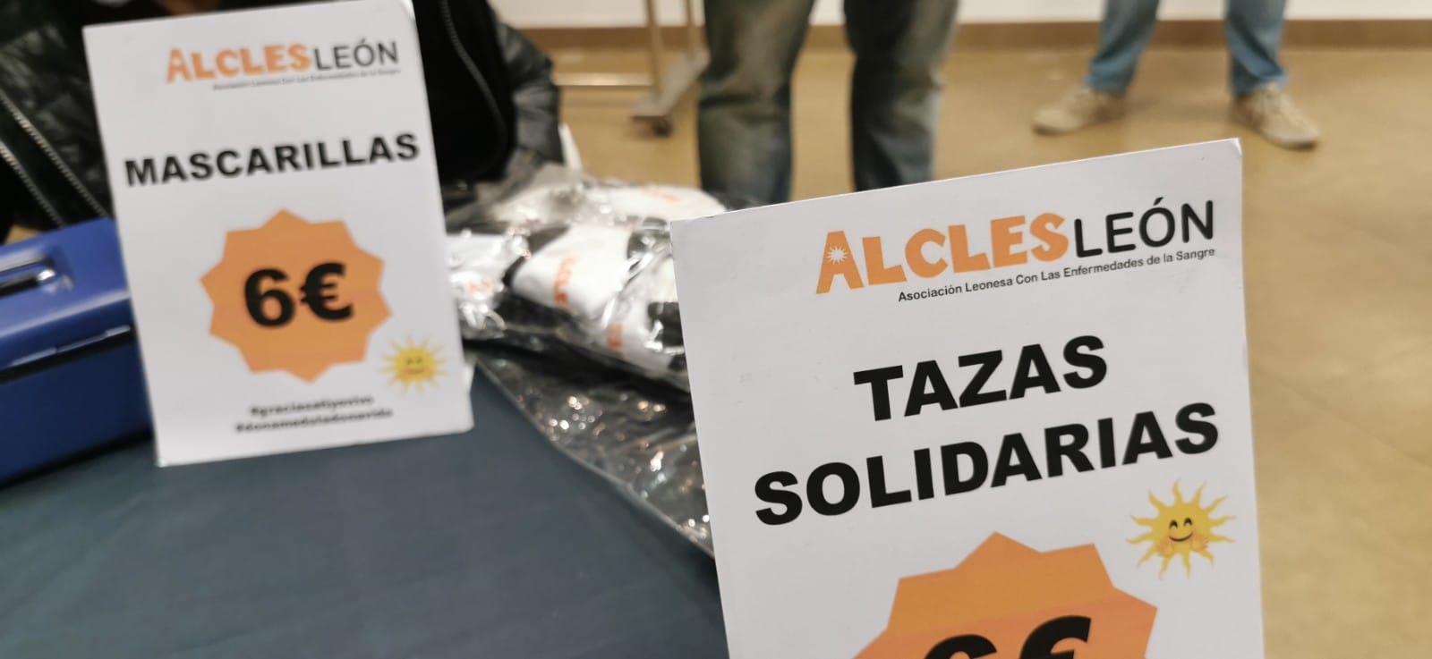 La Asociación leonesa con las enfermedades de la sangre, Alcles, ha presentado en el centro comercial Espacio León su calendario solidario en el que deportistas de élite de la ciudad y fotógrafos leoneses forman un tándem de excepción para recaudar fondos.