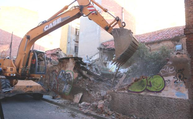 Comienza el derribo de las casas para la ronda interior de León.