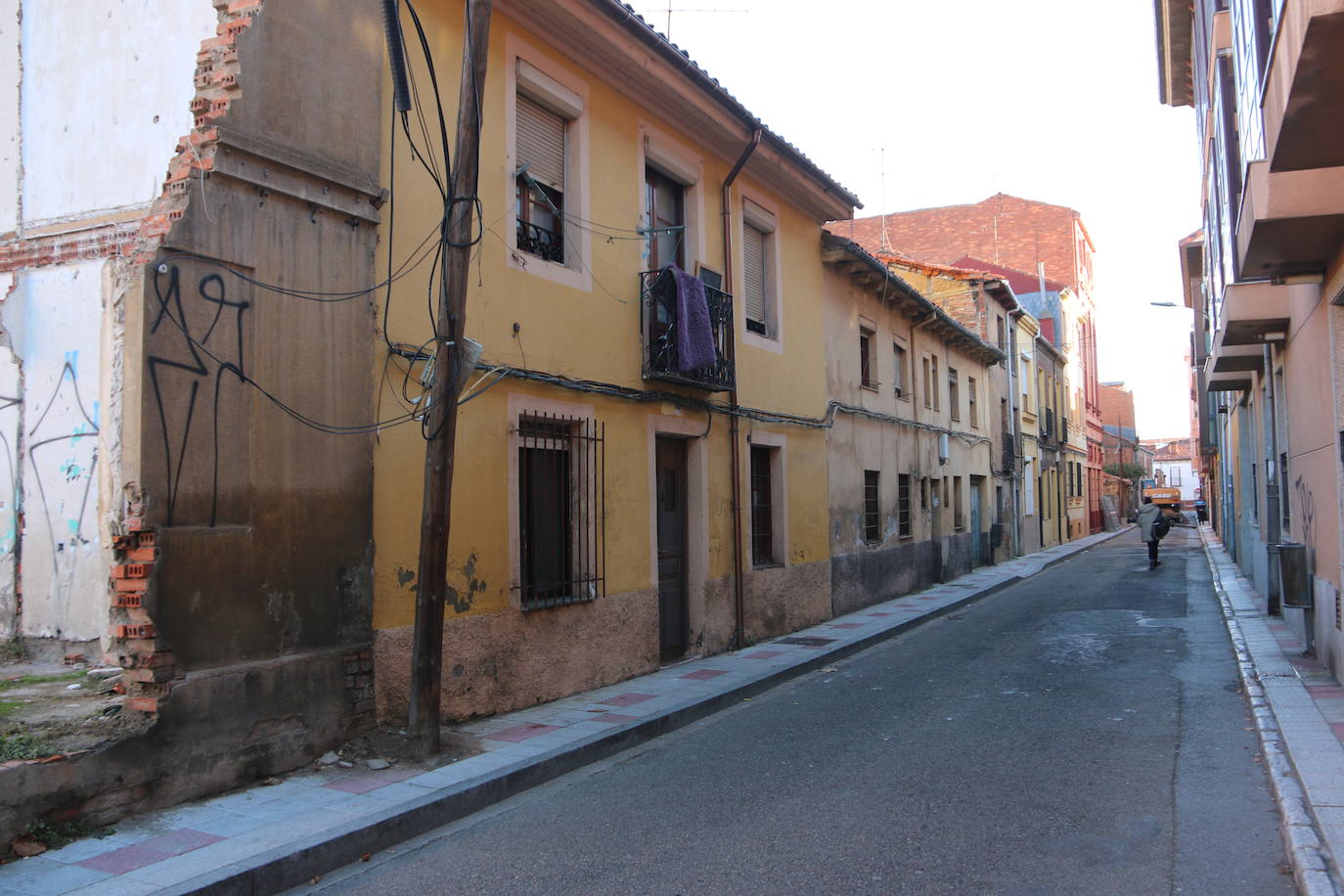 Comienza la fase de derribo y retirada de escombros de diez viviendas en la calle Alfosno el Justiciero para dar el primer paso en la puesta en marcha de una ronda interior que será una realidad en 2023