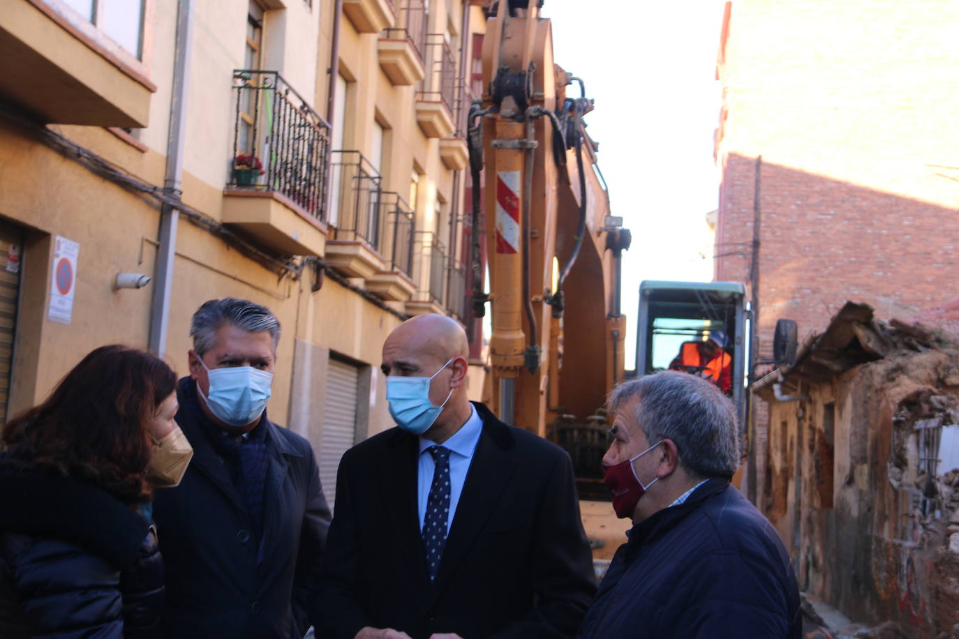 Comienza la fase de derribo y retirada de escombros de diez viviendas en la calle Alfosno el Justiciero para dar el primer paso en la puesta en marcha de una ronda interior que será una realidad en 2023