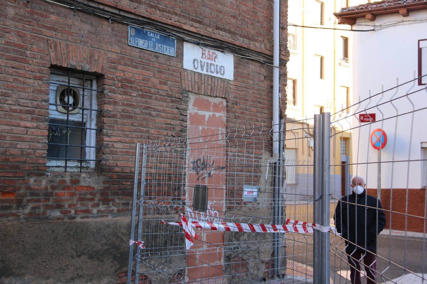 Comienza la fase de derribo y retirada de escombros de diez viviendas en la calle Alfosno el Justiciero para dar el primer paso en la puesta en marcha de una ronda interior que será una realidad en 2023