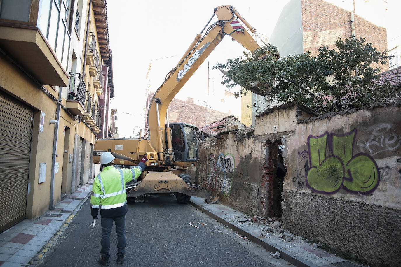 Comienza la fase de derribo y retirada de escombros de diez viviendas en la calle Alfosno el Justiciero para dar el primer paso en la puesta en marcha de una ronda interior que será una realidad en 2023