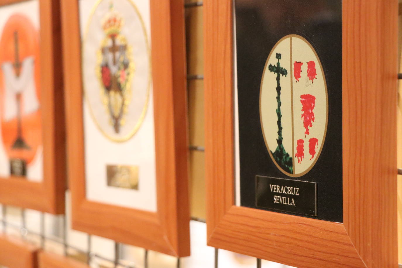 La exposición internacional de 'La Vera Cruz en el mundo' formada por 300 cruces llega al Museo Casa Botines Gaudí para mostrar una colección de este símbolo internacional que alrededor de la Semana Santa une a diferentes países.