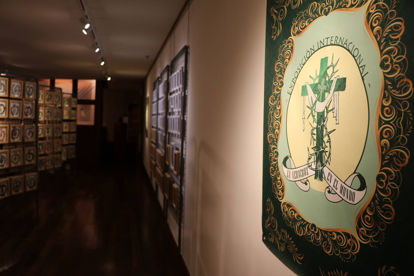 La exposición internacional de 'La Vera Cruz en el mundo' formada por 300 cruces llega al Museo Casa Botines Gaudí para mostrar una colección de este símbolo internacional que alrededor de la Semana Santa une a diferentes países.