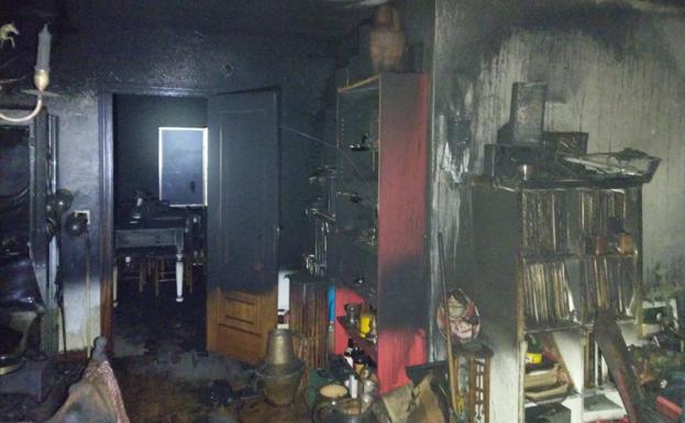El salón afectado pro el incendio en la vivienda.