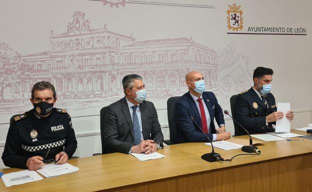 El jefe de Protección Civil, Ángel Ordás; junto al concejal de Desarrollo Urbano, Luis Miguel García Copete; el alcalde de León, José Antonio Diez; y el intendente de la Policía Local de León, Miguel Ángel Llorente..