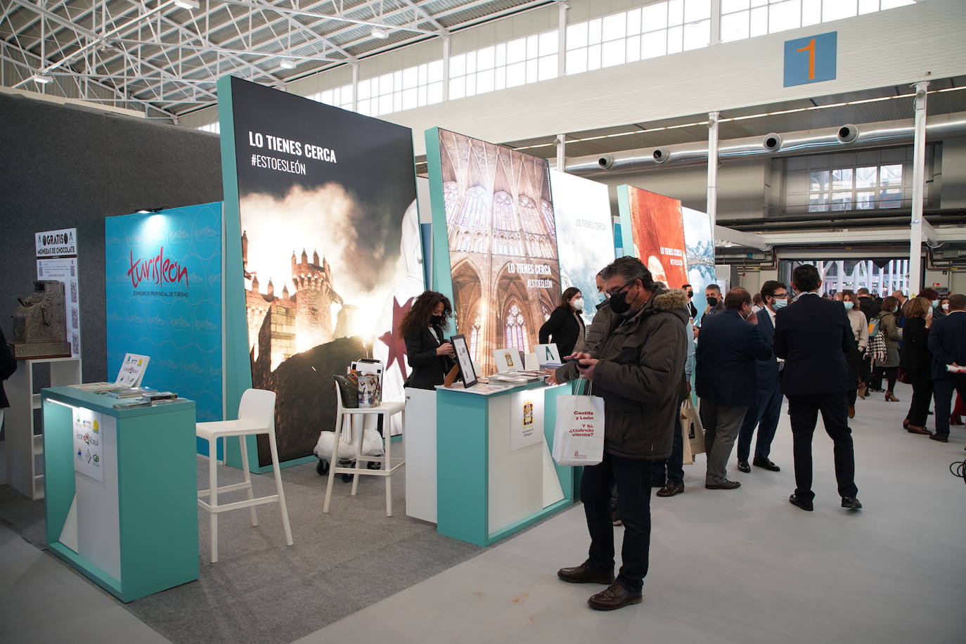 El vicepresidente, portavoz y consejero de Transparencia, Ordenación del Territorio y Acción Exterior, Francisco Igea; el alcalde de Valladolid, Óscar Puente, y el presidente de las Cortes, Luis Fuentes, participan en la inauguración de la Feria Internacional de Turismo de Interior 2021 (INTUR).Presentación de la oferta turística de Zamora a cargo de la Diputación.Presentación de la oferta turística de Soria.Presentación de la oferta turística de León.Presentación de la oferta turística de El Bierzo.