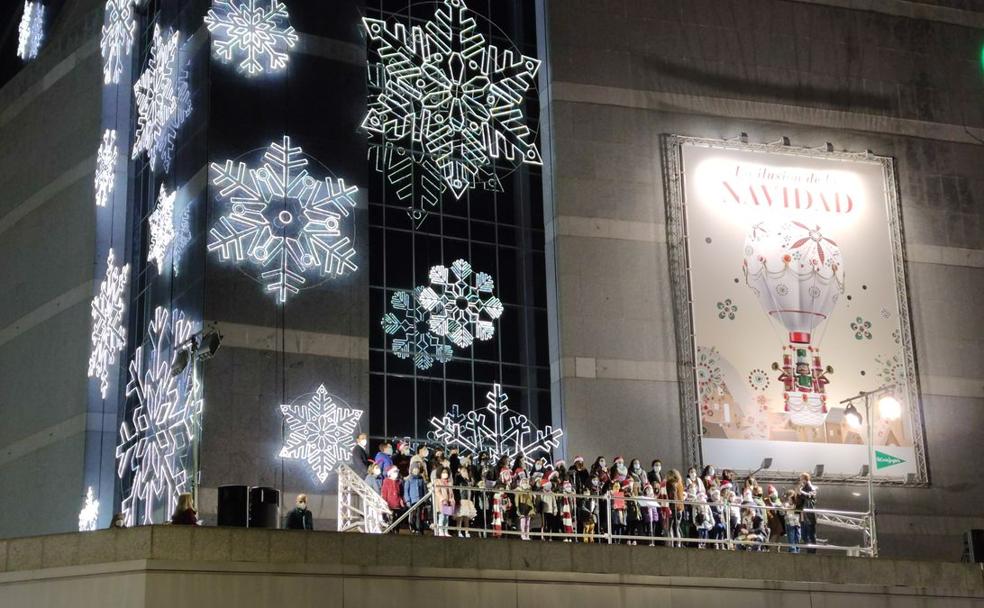 La fachada de El Corte Inglés ya luce sus tradicionales luces navideñas.