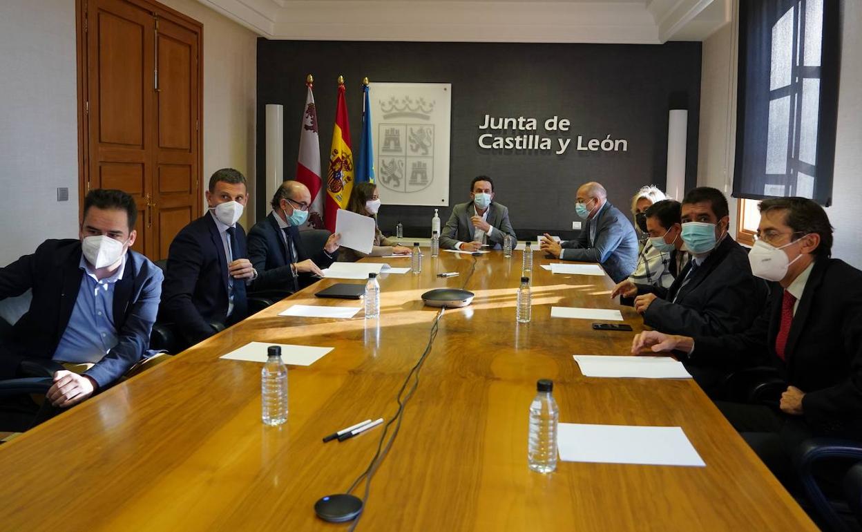 Reunión de Cs en la sede de la Junta. 