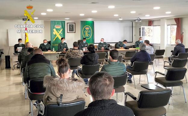 Un instante de la subasta de armas celebrada en la comandancia de la Guardia Civil. 