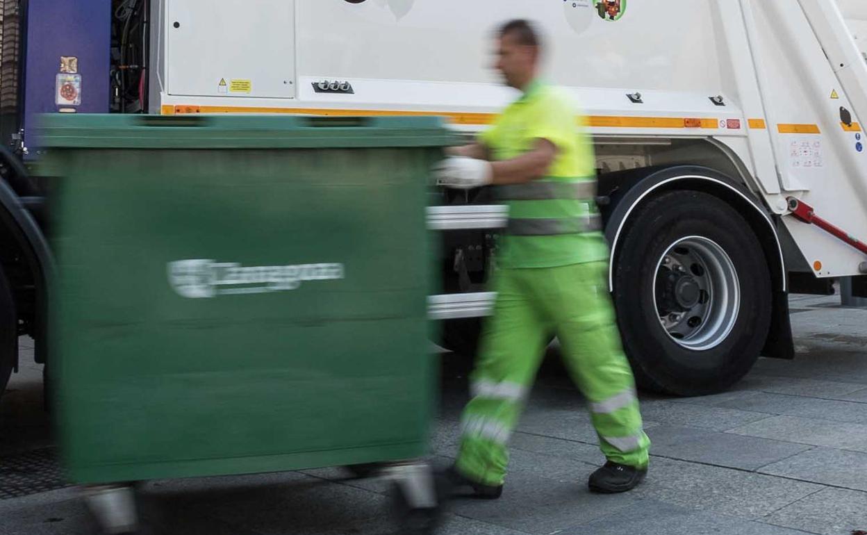 La plantilla de San Andrés denuncia el mal estado del material y la falta de personal. En la imagen de archivo, una fotografía del sector de la limpieza. 