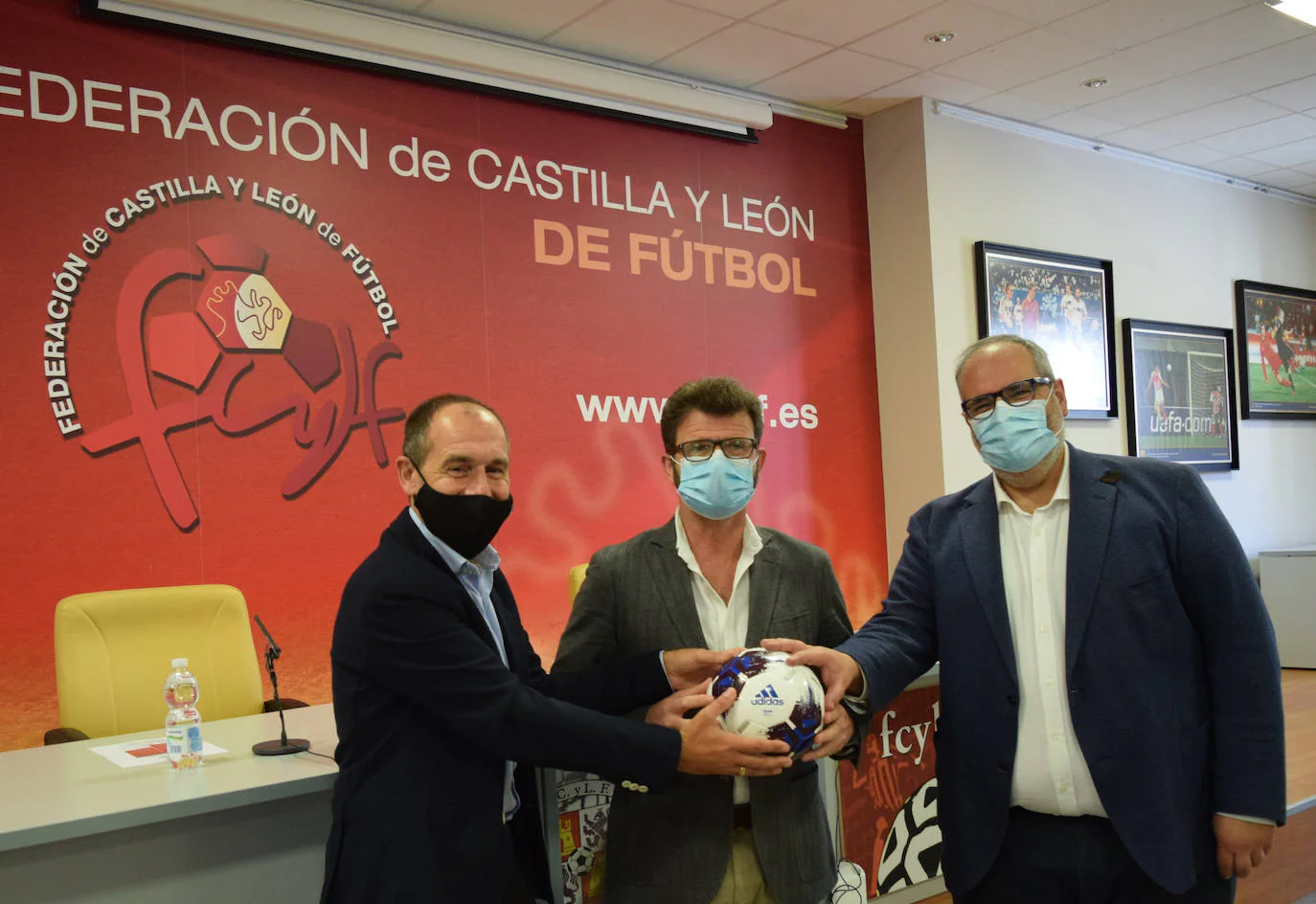 Antonio Rodríguez, secretario de REA; Francisco Menéndez, secretario general de FCYLF; y Fernando Calvo, director de la Fundación Valores del Fútbol.