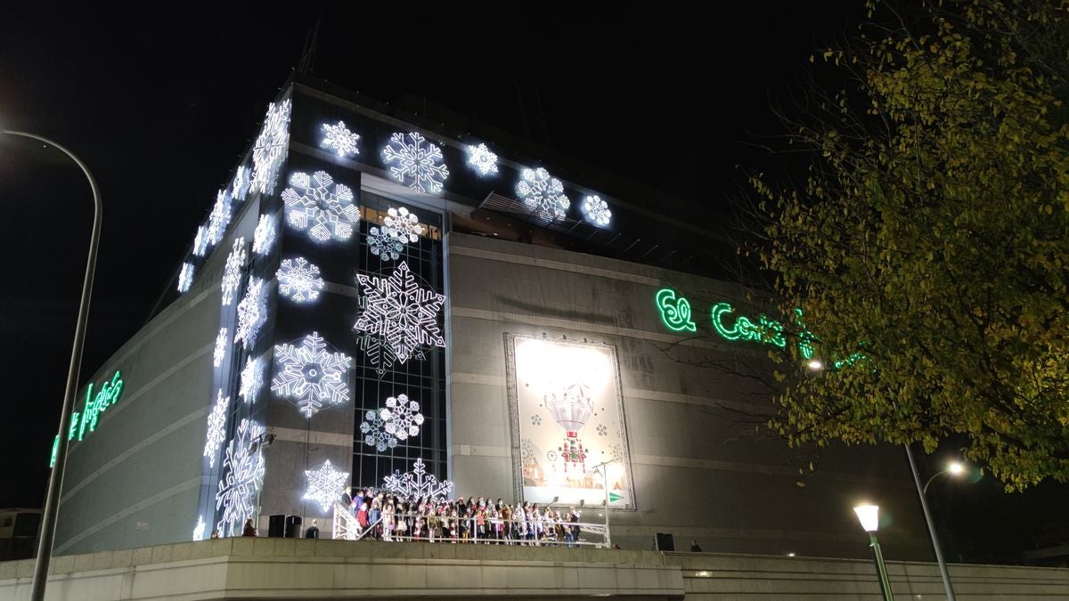 Los niños de las Escuelas Corales han sido los protagonistas del tradicional encendido navideño de la fachada de El Corte Inglés.