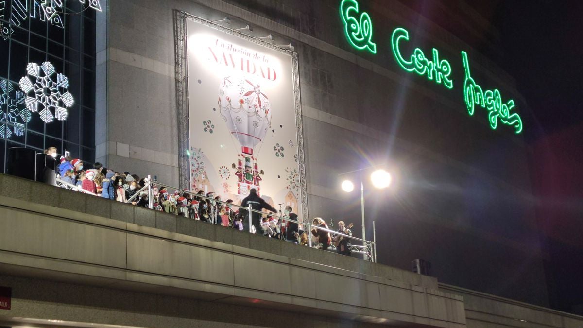 Los niños de las Escuelas Corales han sido los protagonistas del tradicional encendido navideño de la fachada de El Corte Inglés.