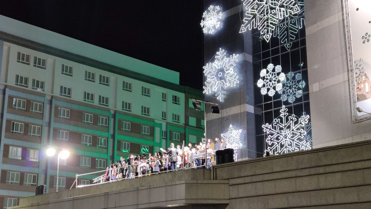 Los niños de las Escuelas Corales han sido los protagonistas del tradicional encendido navideño de la fachada de El Corte Inglés.