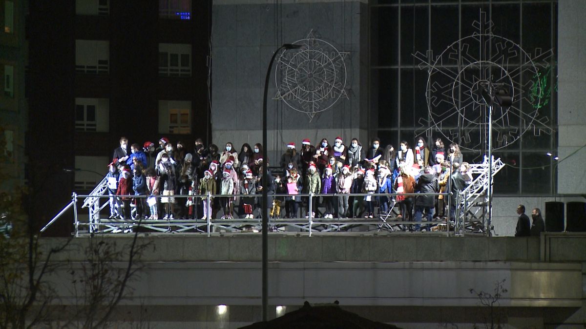 Los niños de las Escuelas Corales han sido los protagonistas del tradicional encendido navideño de la fachada de El Corte Inglés.