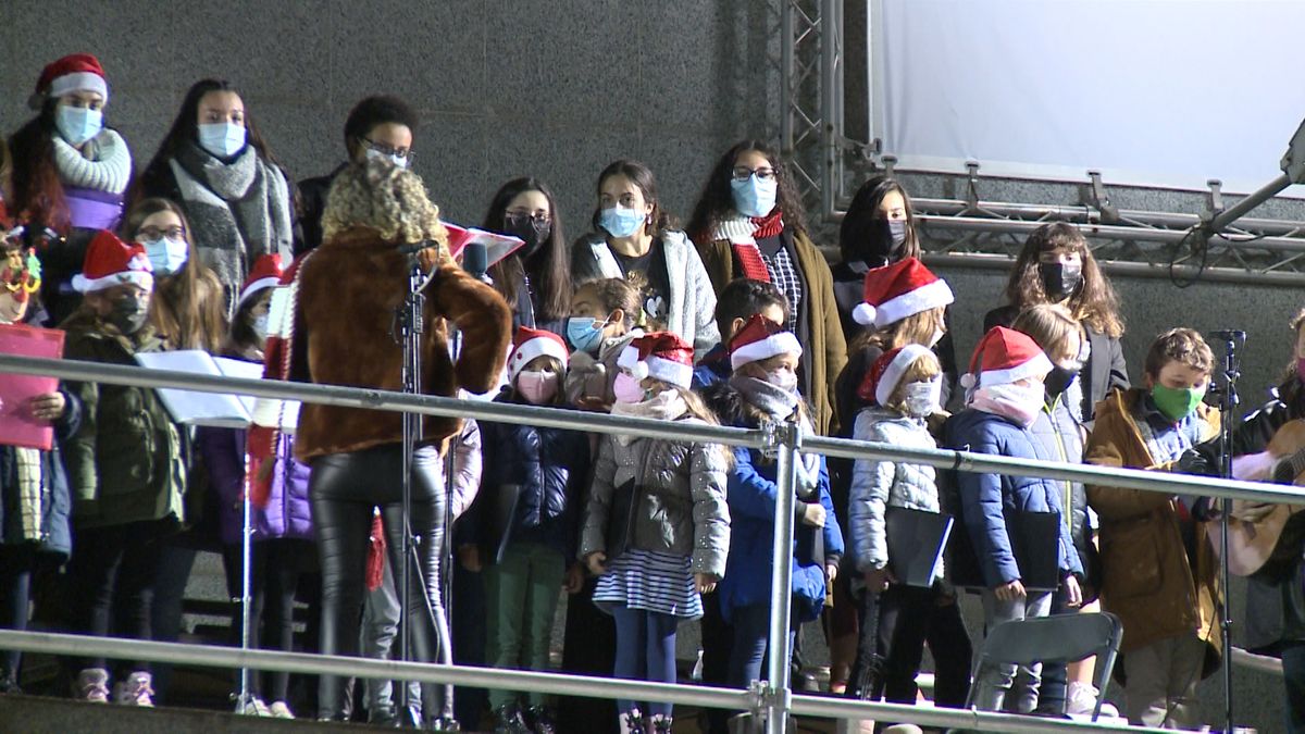 Los niños de las Escuelas Corales han sido los protagonistas del tradicional encendido navideño de la fachada de El Corte Inglés.