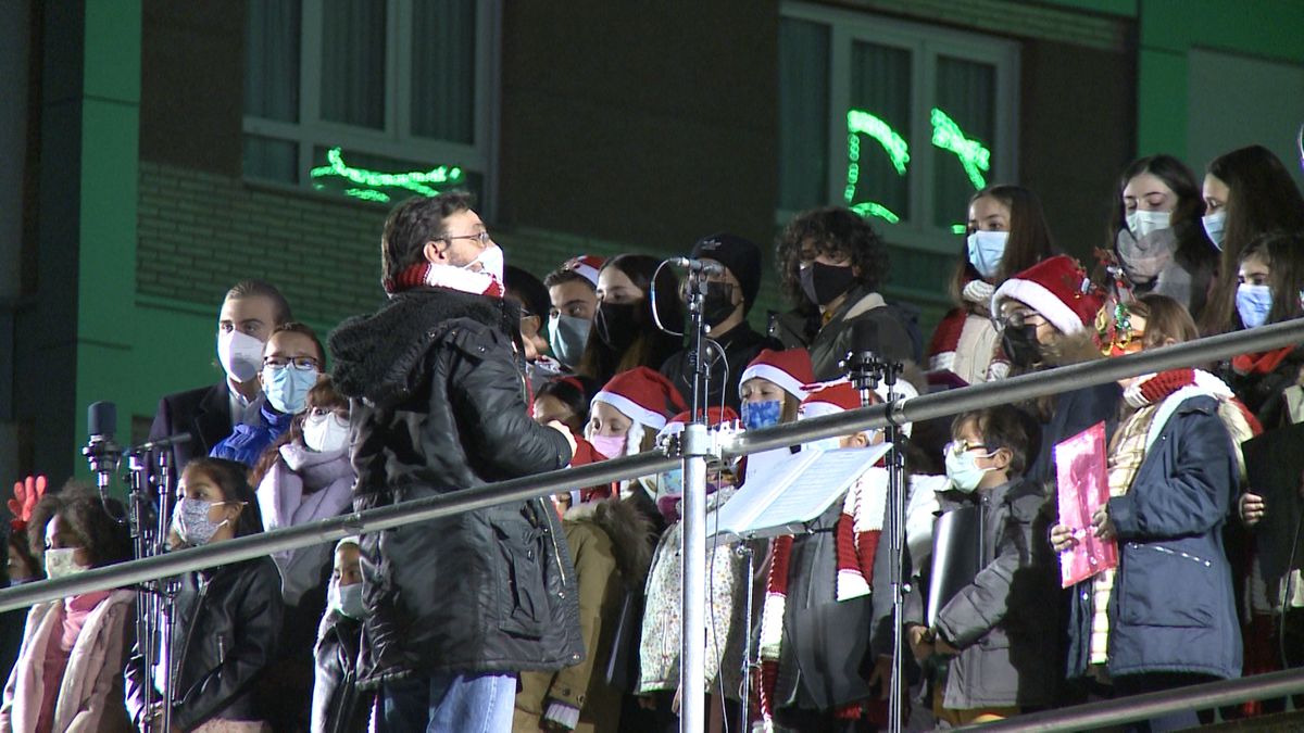 Los niños de las Escuelas Corales han sido los protagonistas del tradicional encendido navideño de la fachada de El Corte Inglés.