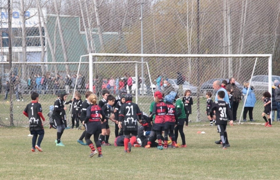 Varios niños y niñas disfrutan del rugby en Columbrianos.