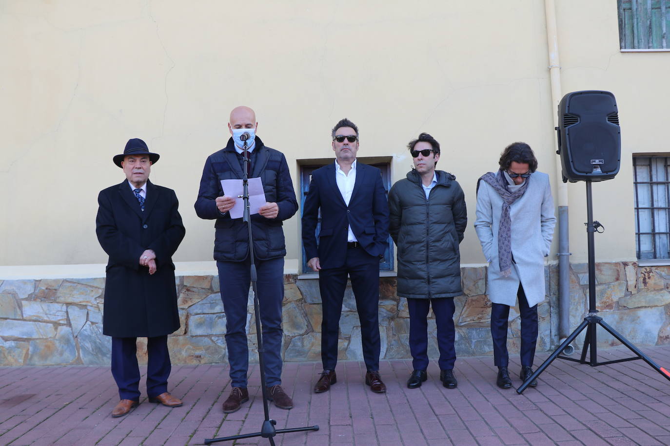 La Plaza Millán Astray ya es historia en Armunia: Manuel Quijano ha presencido junto a sus hijos, entre emoción y «orgullo» la oficialidad del cambio.