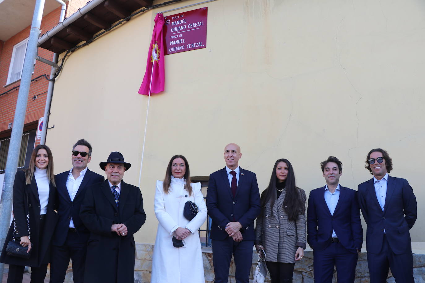 La Plaza Millán Astray ya es historia en Armunia: Manuel Quijano ha presencido junto a sus hijos, entre emoción y «orgullo» la oficialidad del cambio.