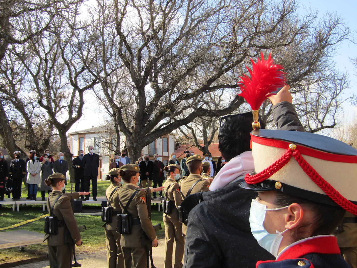 Turienzo de los Caballeros ha homenajeado este sábado a los soldados españoles y uruguayos que el 2 de enero de 1809 perdieorn la vida al ser alcanzados en su retirada de Atorga por la caballería francesa del general Franceschi en un combate en la carretera que ascendía hasta Foncebadón.