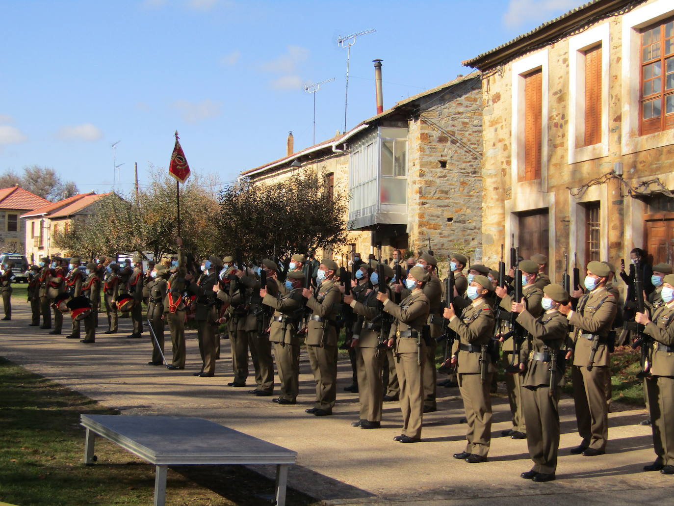 Turienzo de los Caballeros ha homenajeado este sábado a los soldados españoles y uruguayos que el 2 de enero de 1809 perdieorn la vida al ser alcanzados en su retirada de Atorga por la caballería francesa del general Franceschi en un combate en la carretera que ascendía hasta Foncebadón.