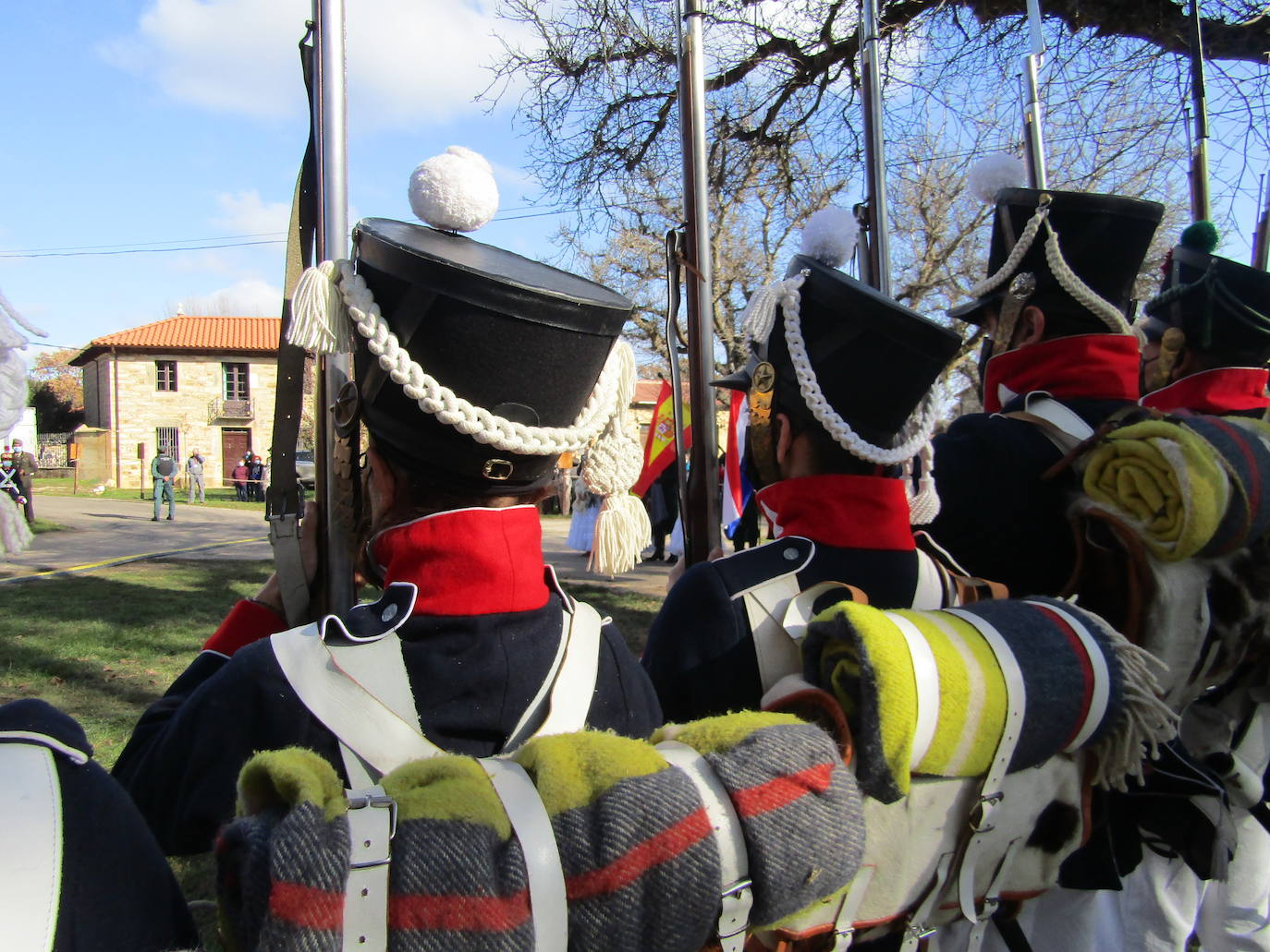 Turienzo de los Caballeros ha homenajeado este sábado a los soldados españoles y uruguayos que el 2 de enero de 1809 perdieorn la vida al ser alcanzados en su retirada de Atorga por la caballería francesa del general Franceschi en un combate en la carretera que ascendía hasta Foncebadón.